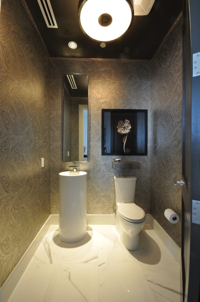 Пример оригинального дизайна: маленький туалет в современном стиле с раковиной с пьедесталом, унитазом-моноблоком, серыми стенами и мраморным полом для на участке и в саду