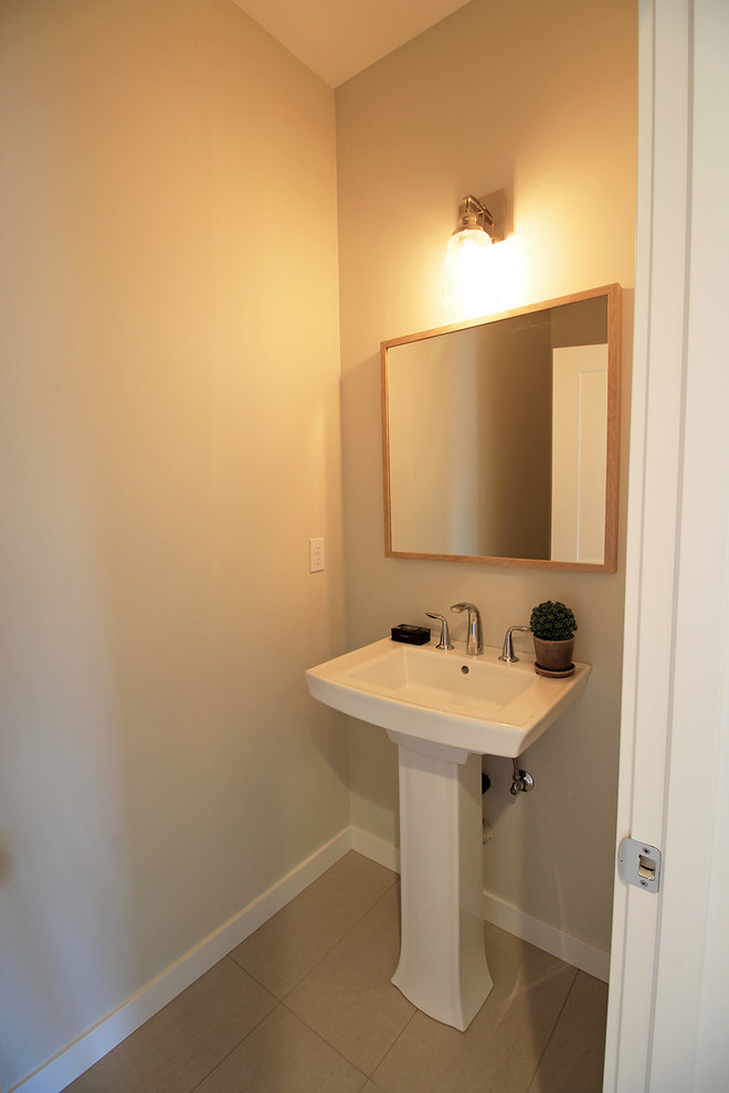 Kleine Landhaus Gästetoilette mit Toilette mit Aufsatzspülkasten, grauer Wandfarbe, Porzellan-Bodenfliesen und Sockelwaschbecken in Seattle