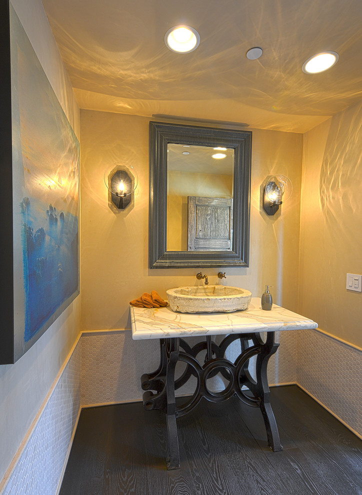 Exempel på ett stort medelhavsstil beige beige toalett, med möbel-liknande, grå kakel, vit kakel, porslinskakel, gula väggar, målat trägolv, ett fristående handfat, marmorbänkskiva och brunt golv