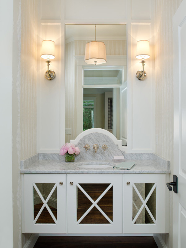 Esempio di un bagno di servizio classico di medie dimensioni con lavabo sottopiano, ante bianche, top in marmo, WC a due pezzi, parquet scuro e ante di vetro