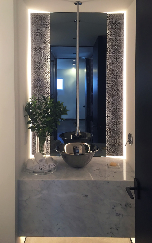 Inspiration pour un petit WC suspendu urbain avec un carrelage noir, mosaïque, sol en béton ciré, une vasque, un plan de toilette en marbre et un sol gris.