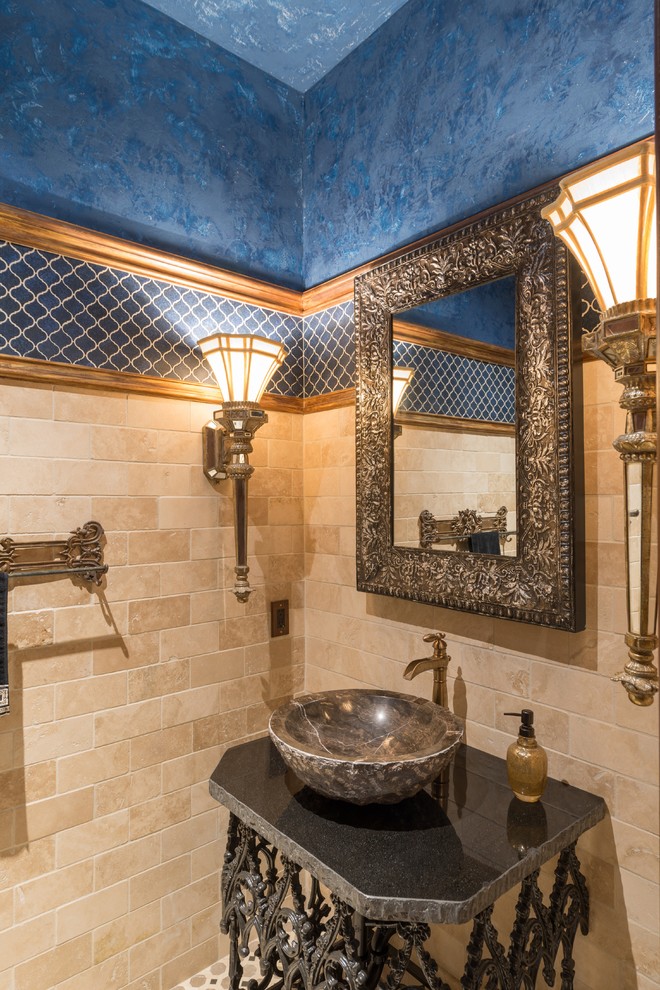 Idee per un piccolo bagno di servizio tradizionale con lavabo a bacinella, top in granito, pareti blu, pavimento in marmo e piastrelle beige