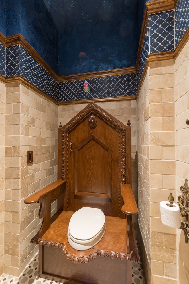 Стильный дизайн: маленький туалет в классическом стиле с настольной раковиной, столешницей из гранита, синими стенами и мраморным полом для на участке и в саду - последний тренд