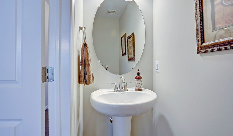 Foto di un bagno di servizio chic con WC a due pezzi, pareti grigie e lavabo a colonna