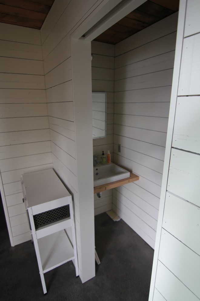 Esempio di un piccolo bagno di servizio minimalista con pareti bianche e lavabo a bacinella