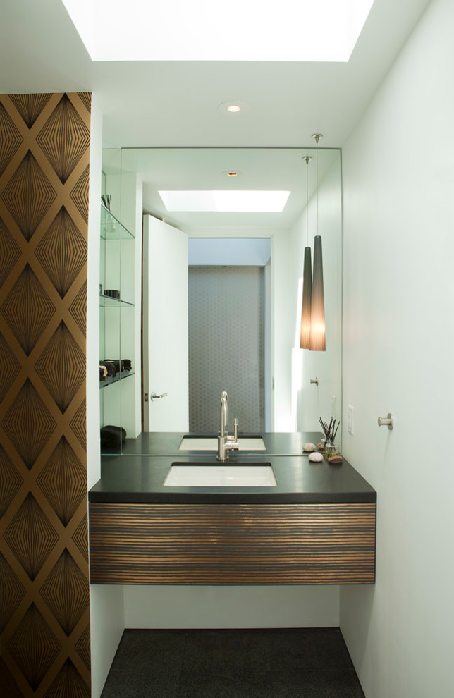 Esempio di un bagno di servizio contemporaneo con lavabo sottopiano, pareti bianche e parquet scuro
