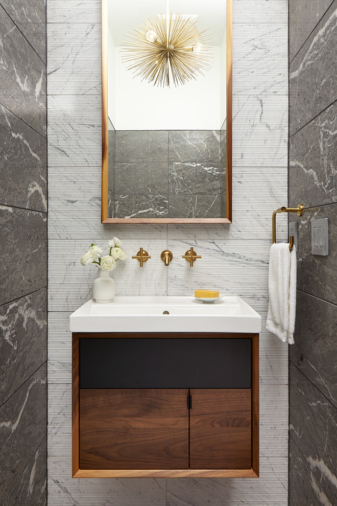 Idee per un bagno di servizio classico con ante lisce, ante in legno bruno, pareti grigie e lavabo sospeso