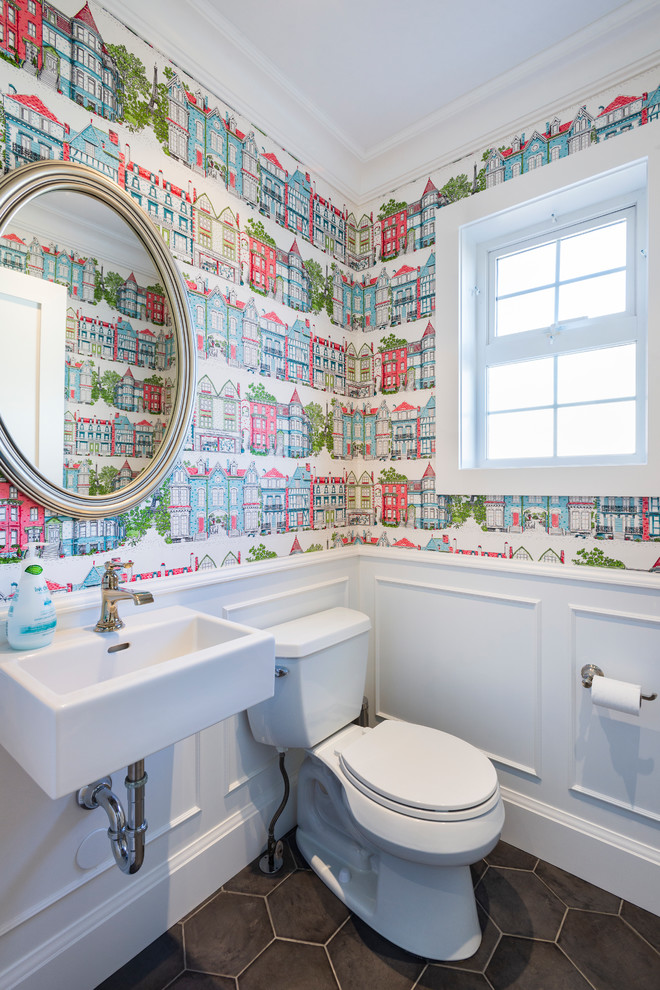 Foto de aseo tradicional renovado pequeño con sanitario de dos piezas, paredes multicolor, suelo de baldosas de porcelana, lavabo suspendido y suelo gris