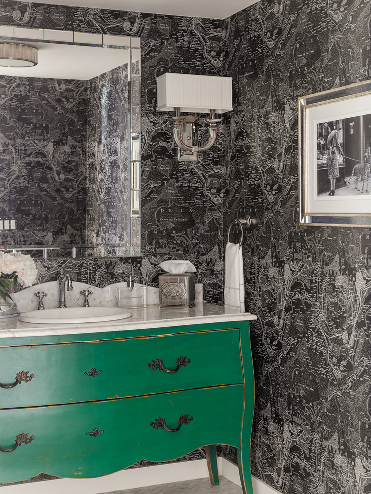 Imagen de aseo clásico con armarios tipo mueble, puertas de armario verdes, paredes multicolor, lavabo encastrado, encimera de mármol y encimeras blancas