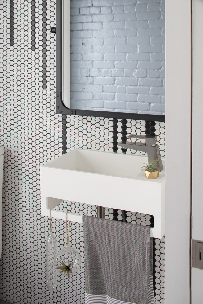 Foto på ett litet funkis toalett, med vit kakel, keramikplattor, vita väggar, klinkergolv i keramik, ett väggmonterat handfat och vitt golv