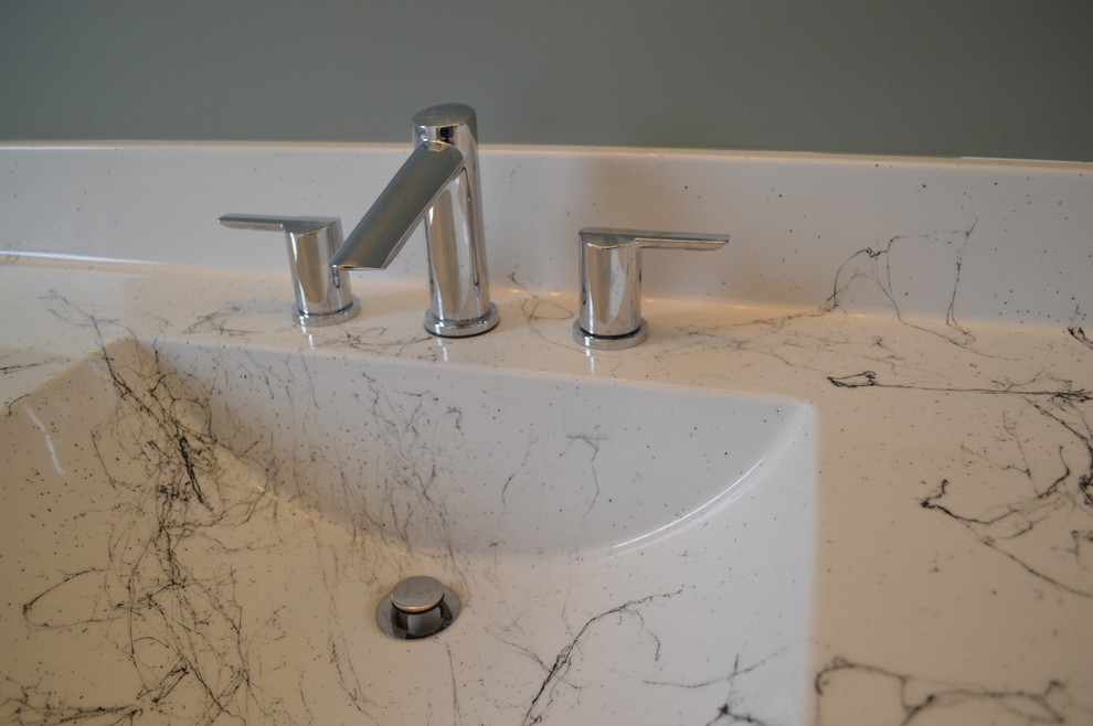 Exempel på ett mellanstort amerikanskt flerfärgad flerfärgat toalett, med skåp i shakerstil, vita skåp, blå kakel, blå väggar, klinkergolv i keramik, ett integrerad handfat, marmorbänkskiva och turkost golv
