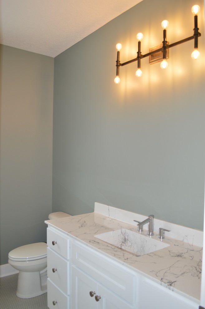 Idéer för ett mellanstort amerikanskt flerfärgad toalett, med skåp i shakerstil, vita skåp, blå kakel, blå väggar, klinkergolv i keramik, ett integrerad handfat, marmorbänkskiva och turkost golv