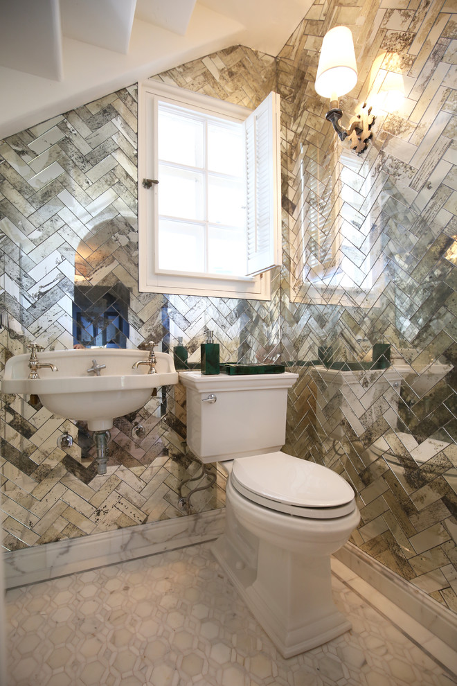 サンディエゴにある高級な小さなトランジショナルスタイルのおしゃれなトイレ・洗面所 (家具調キャビネット、分離型トイレ、白いタイル、ミラータイル、大理石の床、ペデスタルシンク) の写真
