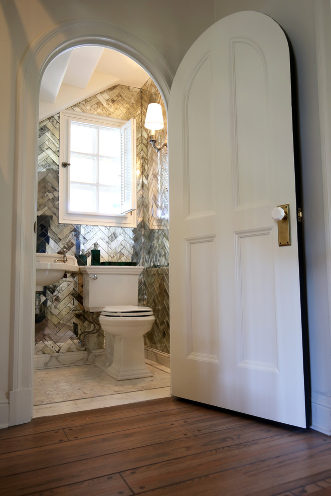 Ispirazione per un piccolo bagno di servizio classico con consolle stile comò, WC a due pezzi, piastrelle bianche, piastrelle a specchio, pavimento in marmo e lavabo a colonna