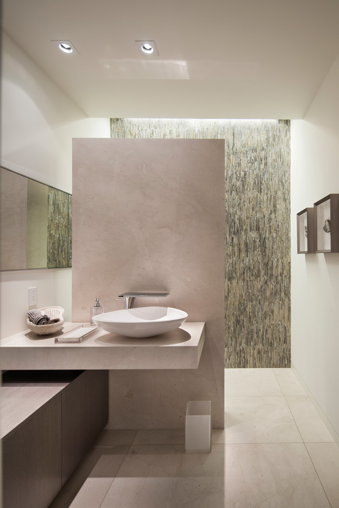 Inspiration pour un petit WC et toilettes design en bois foncé avec un carrelage beige, des dalles de pierre, un mur beige, un sol en calcaire, une vasque et un placard à porte plane.