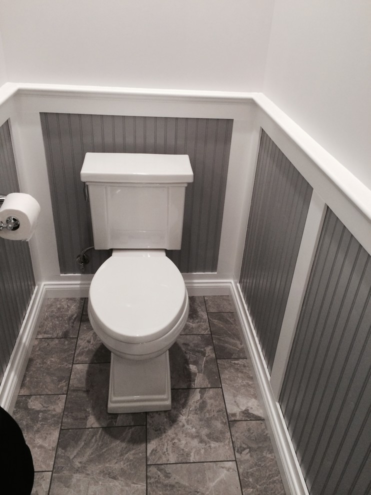 Exempel på ett litet klassiskt toalett, med ett piedestal handfat, en toalettstol med separat cisternkåpa, grå kakel och grå väggar