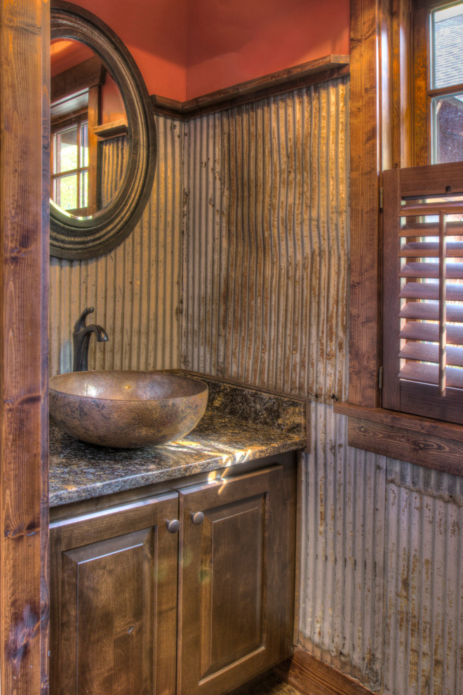 Kleine Rustikale Gästetoilette mit profilierten Schrankfronten, roter Wandfarbe, Aufsatzwaschbecken, Waschtisch aus Holz, bunter Waschtischplatte und eingebautem Waschtisch in Minneapolis