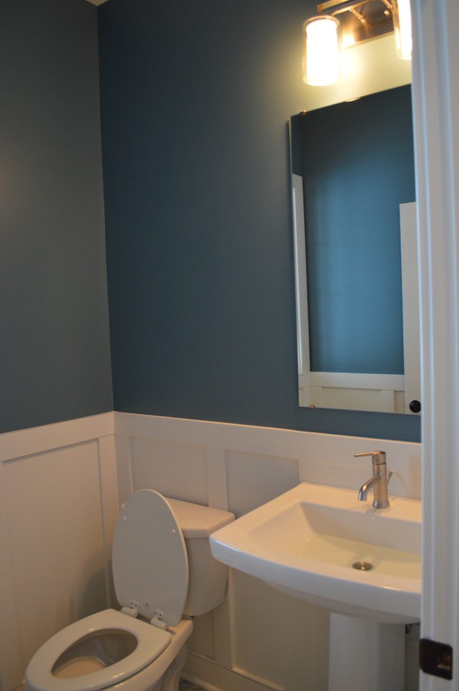 Inspiration för ett litet amerikanskt toalett, med skåp i shakerstil, vita skåp, en toalettstol med hel cisternkåpa, blå väggar, klinkergolv i keramik, ett piedestal handfat och grått golv