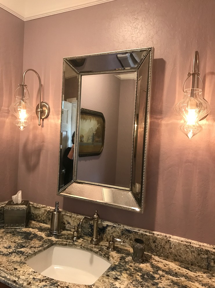 Mittelgroße Klassische Gästetoilette mit lila Wandfarbe, Unterbauwaschbecken und Granit-Waschbecken/Waschtisch in San Francisco
