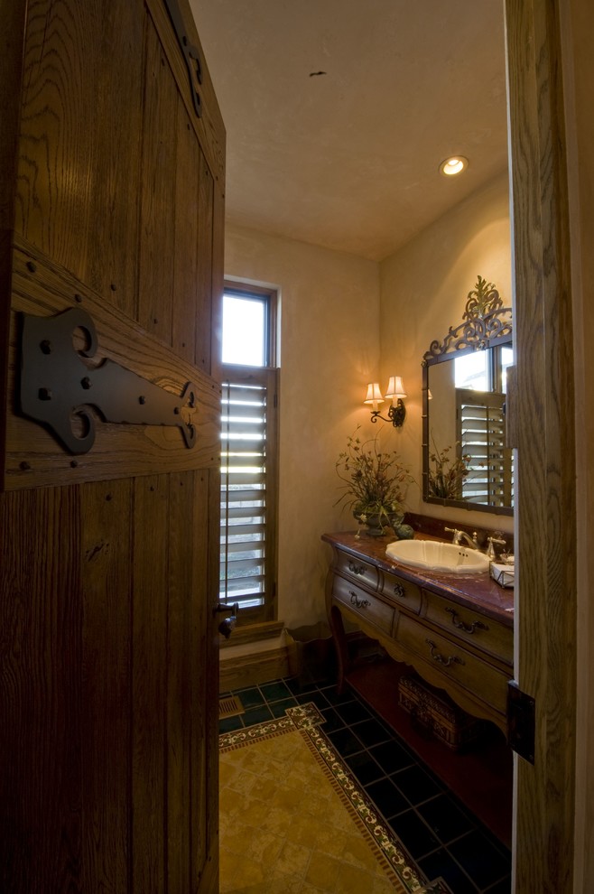 Inspiration för mellanstora klassiska toaletter, med ett nedsänkt handfat, möbel-liknande, skåp i mellenmörkt trä, marmorbänkskiva, flerfärgad kakel, keramikplattor och beige väggar