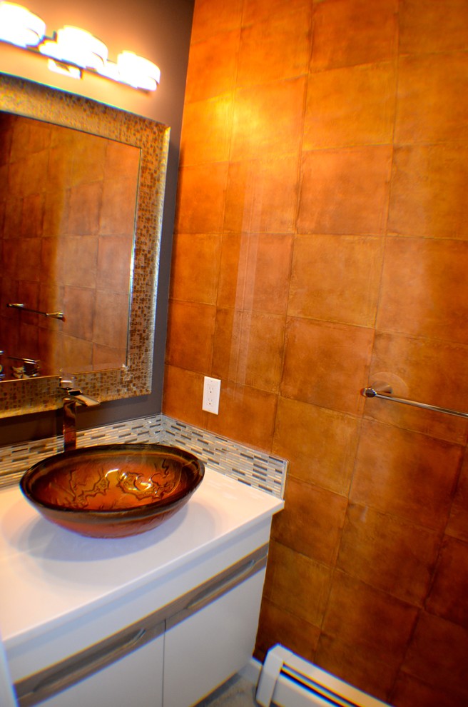 Idee per un piccolo bagno di servizio minimal con consolle stile comò, ante bianche, WC monopezzo, piastrelle grigie, piastrelle bianche, piastrelle a listelli, pareti arancioni, lavabo a bacinella e top in superficie solida