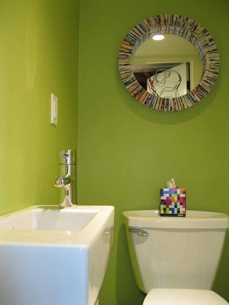 Immagine di un piccolo bagno di servizio moderno con pareti verdi, pavimento in gres porcellanato, lavabo sospeso, pavimento beige e mobile bagno sospeso