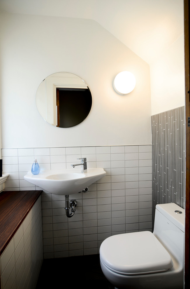 Стильный дизайн: маленький туалет в стиле модернизм с открытыми фасадами, раздельным унитазом, белой плиткой, керамической плиткой, белыми стенами, полом из керамической плитки, подвесной раковиной и серым полом для на участке и в саду - последний тренд
