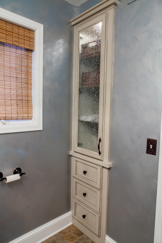 Idéer för att renovera ett mellanstort vintage toalett, med släta luckor, skåp i slitet trä, en toalettstol med separat cisternkåpa, beige kakel, blå väggar, klinkergolv i keramik, ett fristående handfat och granitbänkskiva