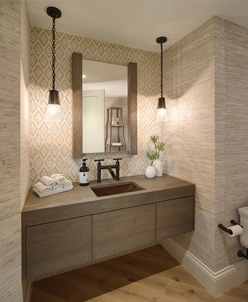 Immagine di un bagno di servizio stile marino con ante lisce, pareti beige, parquet chiaro e lavabo sottopiano