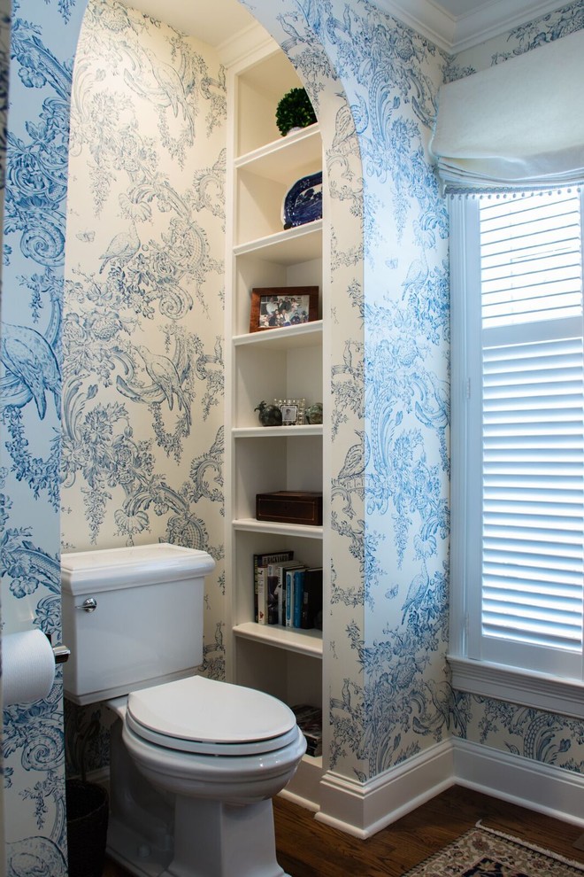 Réalisation d'un WC et toilettes victorien de taille moyenne avec WC à poser et un mur bleu.