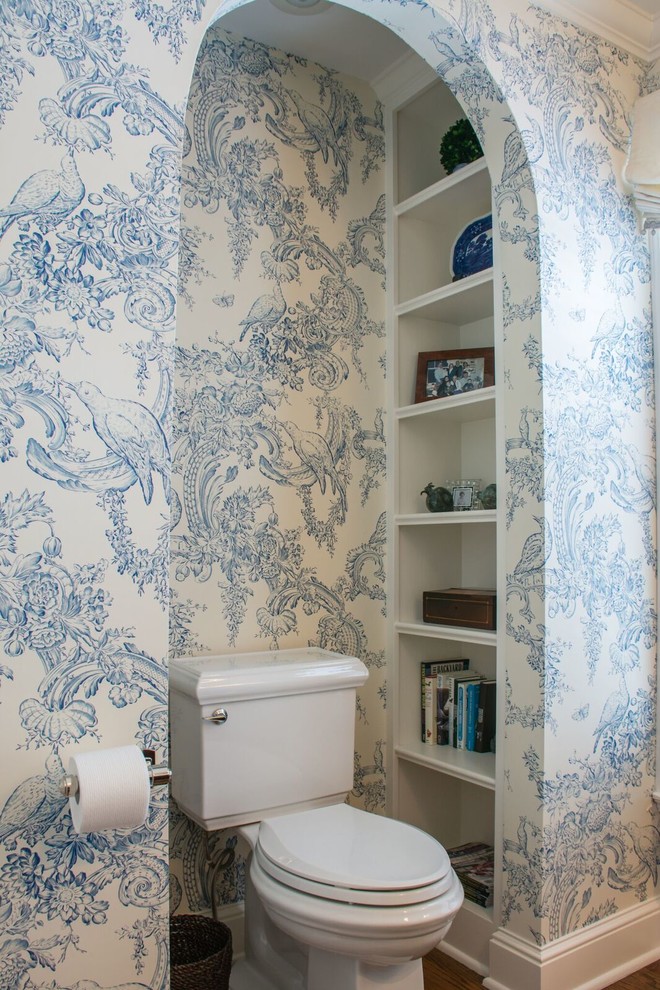 Foto di un bagno di servizio vittoriano di medie dimensioni con consolle stile comò, ante in legno scuro, WC monopezzo, pareti blu e top in marmo