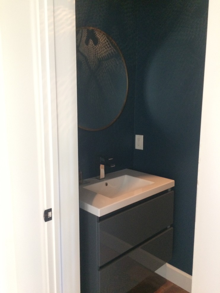 Kleine Klassische Gästetoilette mit grauen Schränken, Toilette mit Aufsatzspülkasten, blauer Wandfarbe, Terrakottaboden, Wandwaschbecken, Mineralwerkstoff-Waschtisch und orangem Boden in Austin