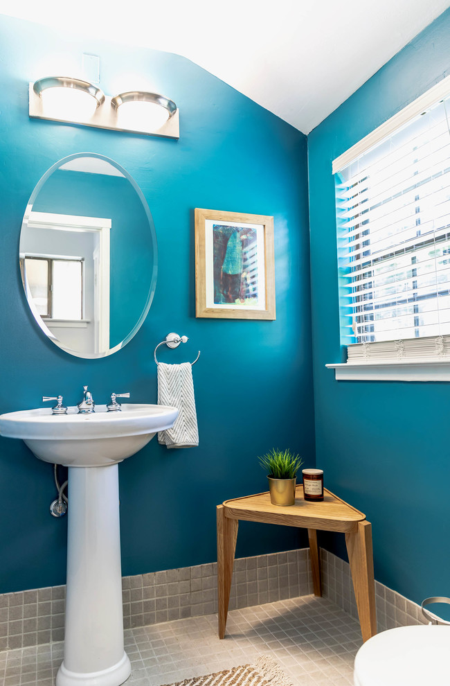 Пример оригинального дизайна: туалет в современном стиле с серой плиткой, синими стенами и консольной раковиной