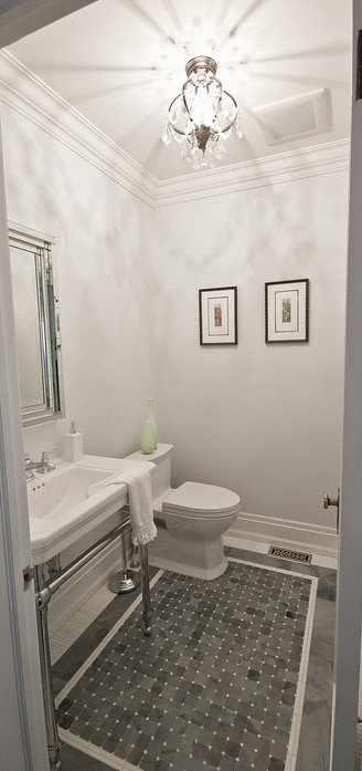 Esempio di un bagno di servizio chic con lavabo a colonna, WC monopezzo e pareti grigie