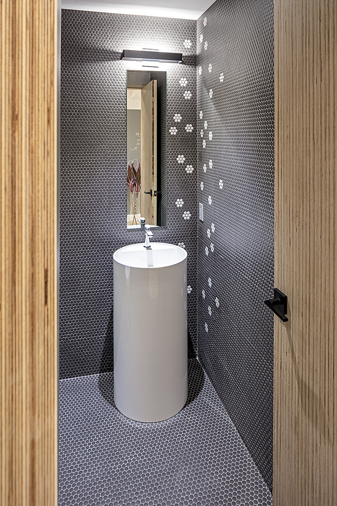 Idee per un piccolo bagno di servizio contemporaneo con piastrelle nere, piastrelle a mosaico, pareti nere, pavimento con piastrelle a mosaico, lavabo a colonna e pavimento nero