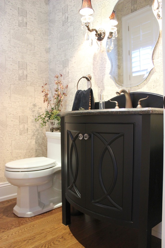 Esempio di un bagno di servizio chic di medie dimensioni con consolle stile comò, ante nere, WC a due pezzi, pareti grigie, pavimento in legno massello medio e lavabo sottopiano