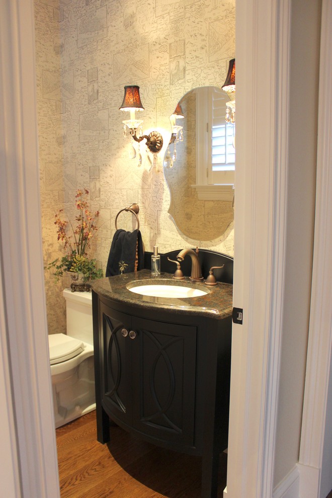 Idee per un bagno di servizio classico di medie dimensioni con consolle stile comò, ante nere, WC a due pezzi, pareti grigie, pavimento in legno massello medio e lavabo sottopiano