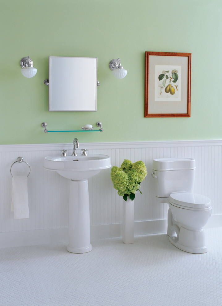 Стильный дизайн: большой туалет в классическом стиле с раздельным унитазом, зелеными стенами, полом из мозаичной плитки, раковиной с пьедесталом и белым полом - последний тренд