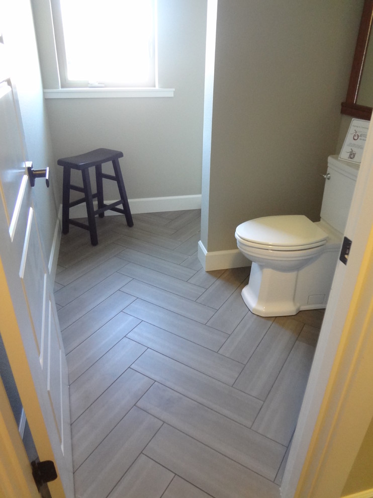 Exemple d'un petit WC et toilettes chic avec WC séparés, un mur gris et un sol en carrelage de porcelaine.