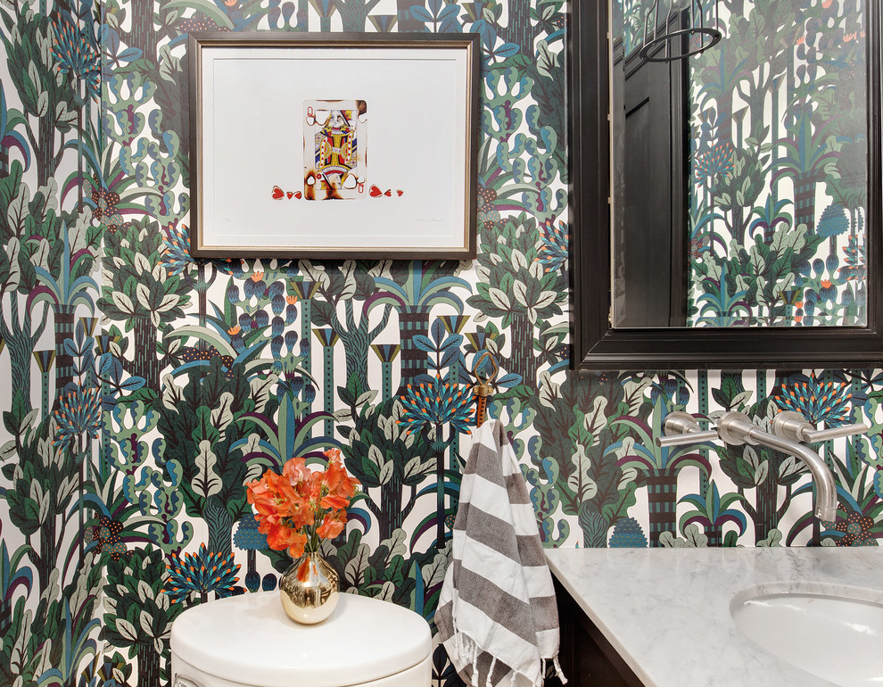 Inspiration pour un petit WC et toilettes bohème en bois foncé avec un mur multicolore, un lavabo encastré et un plan de toilette en marbre.