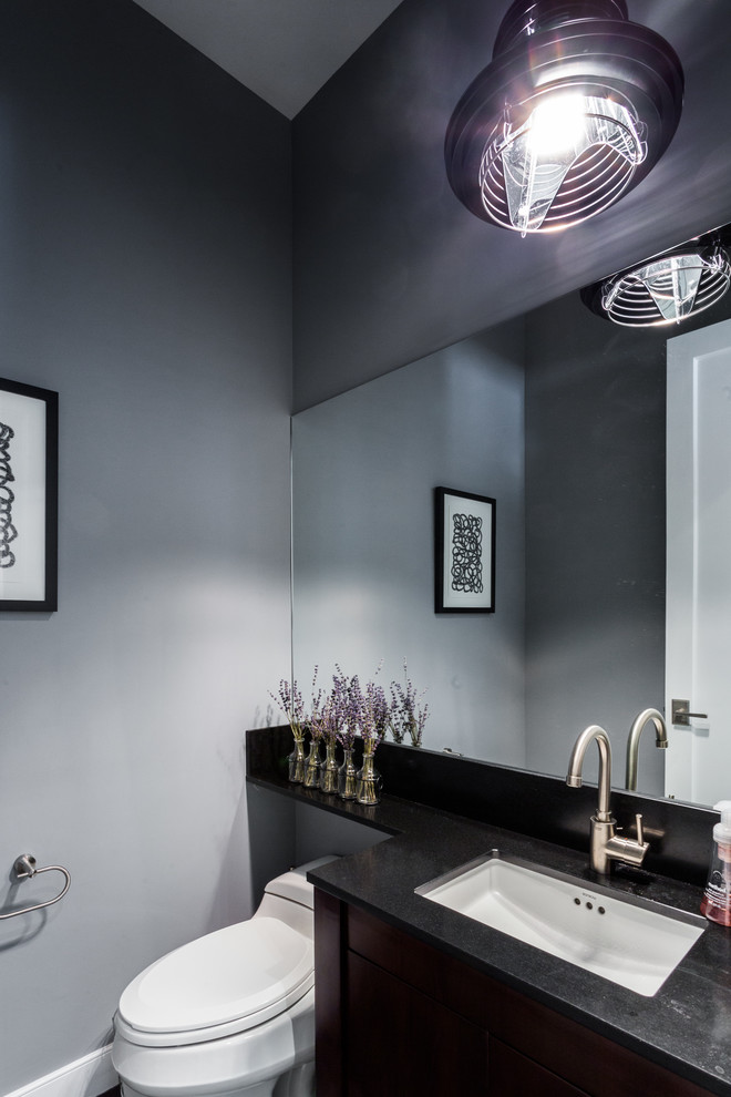 Kleine Moderne Gästetoilette mit verzierten Schränken, dunklen Holzschränken, Toilette mit Aufsatzspülkasten, grauer Wandfarbe, Schieferboden, Unterbauwaschbecken, Granit-Waschbecken/Waschtisch und schwarzer Waschtischplatte in New York