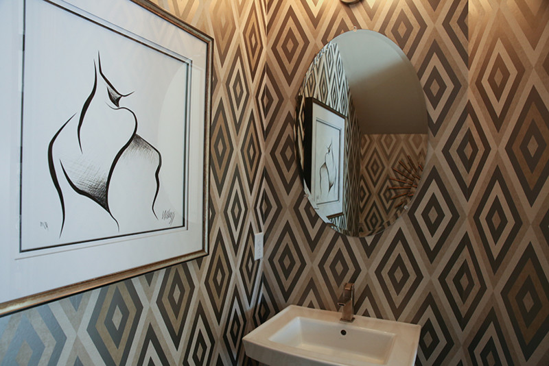 Идея дизайна: туалет среднего размера в стиле неоклассика (современная классика) с коричневыми стенами и раковиной с пьедесталом