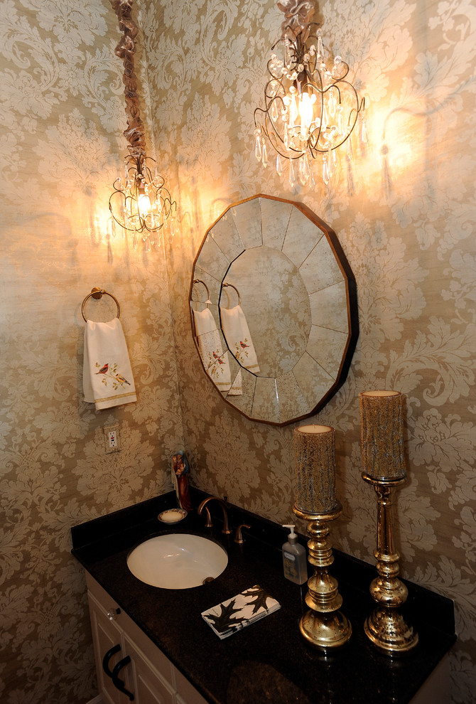 Kleine Shabby-Style Gästetoilette mit profilierten Schrankfronten, beigen Schränken, Granit-Waschbecken/Waschtisch und Wandtoilette mit Spülkasten in Detroit