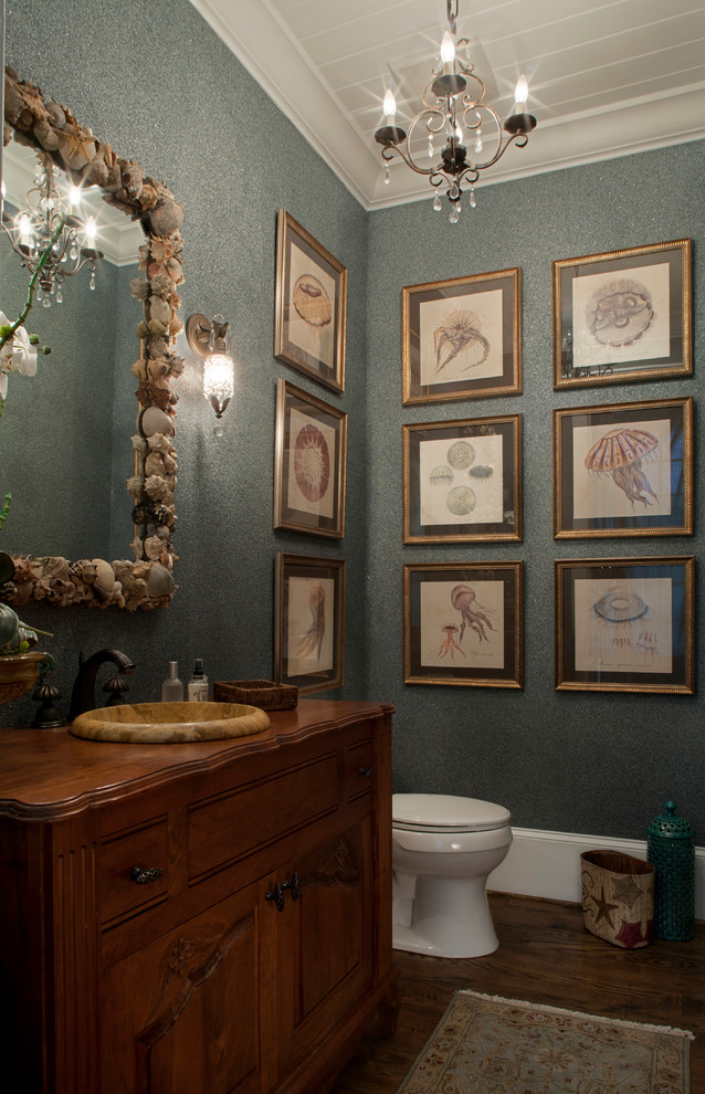 Klassische Gästetoilette mit profilierten Schrankfronten, hellbraunen Holzschränken, braunem Holzboden, Einbauwaschbecken und Waschtisch aus Holz in Jacksonville