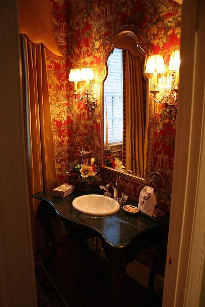 リッチモンドにあるトラディショナルスタイルのおしゃれなトイレ・洗面所の写真