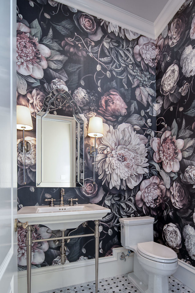 ダラスにある高級な中くらいなトラディショナルスタイルのおしゃれなトイレ・洗面所 (マルチカラーの壁、大理石の床、コンソール型シンク、マルチカラーの床) の写真