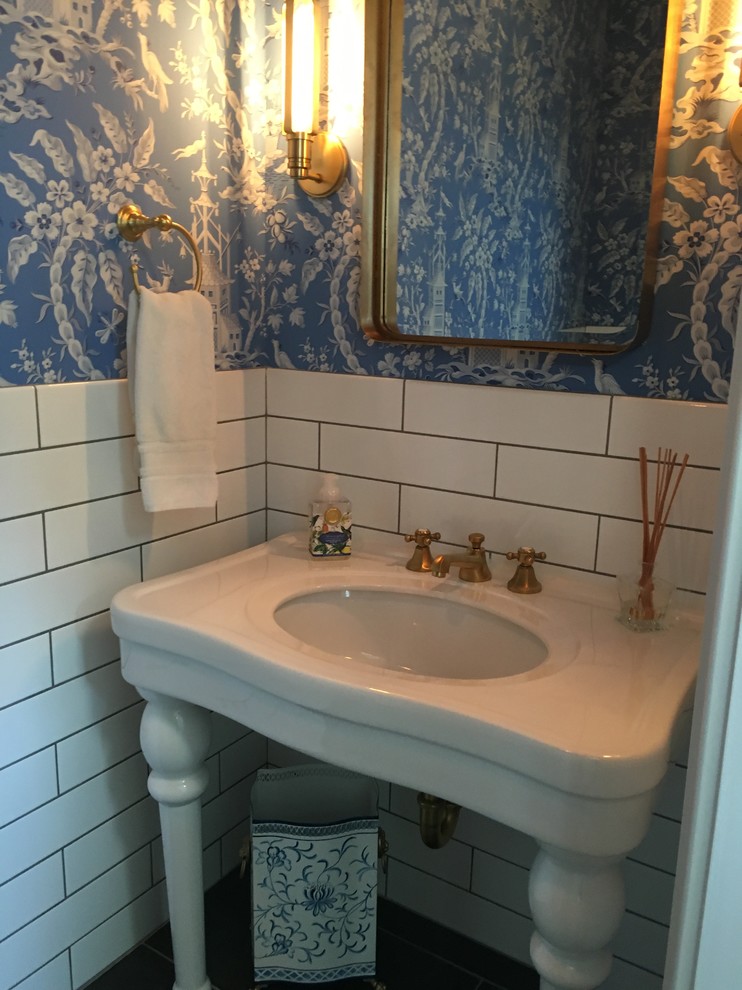 Источник вдохновения для домашнего уюта: туалет в классическом стиле с раздельным унитазом, белой плиткой, керамогранитной плиткой, синими стенами и раковиной с пьедесталом