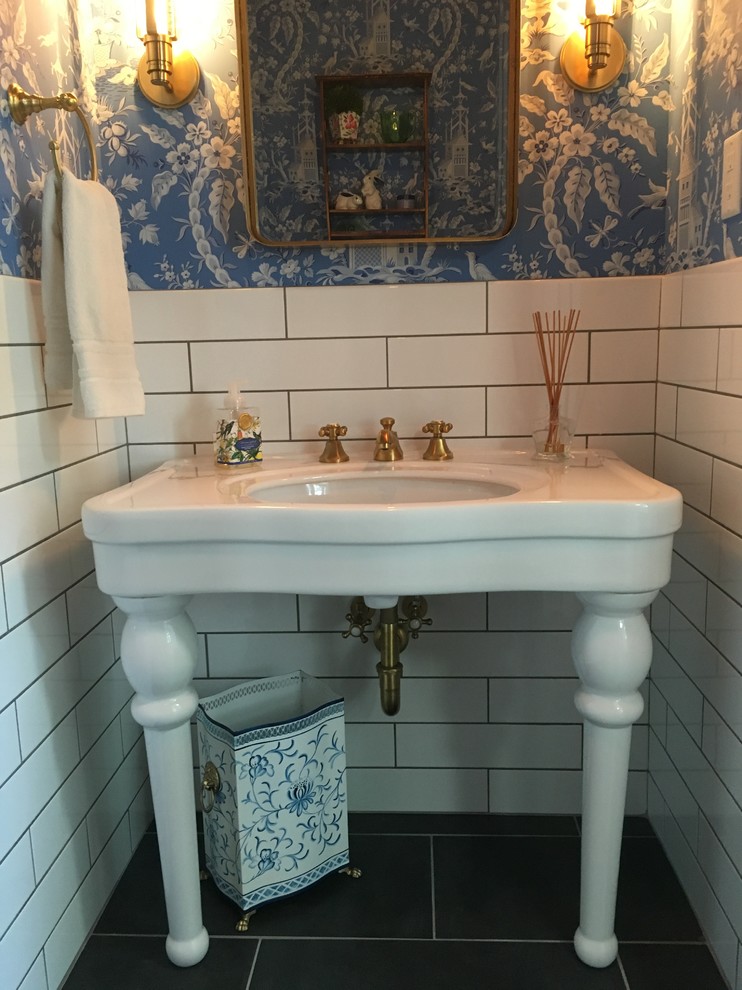 Стильный дизайн: туалет в классическом стиле с раздельным унитазом, белой плиткой, керамогранитной плиткой, синими стенами, полом из сланца и раковиной с пьедесталом - последний тренд