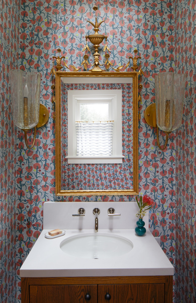 На фото: туалет в викторианском стиле с плоскими фасадами, фасадами цвета дерева среднего тона, разноцветными стенами, врезной раковиной и белой столешницей