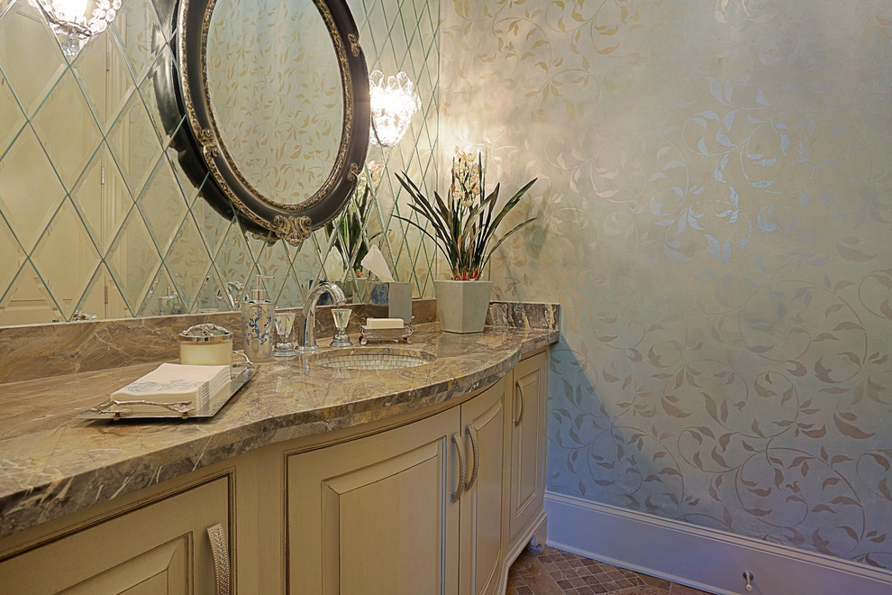 Große Klassische Gästetoilette mit Unterbauwaschbecken, verzierten Schränken, beigen Schränken, Granit-Waschbecken/Waschtisch, weißer Wandfarbe, Marmorboden und Spiegelfliesen in Houston